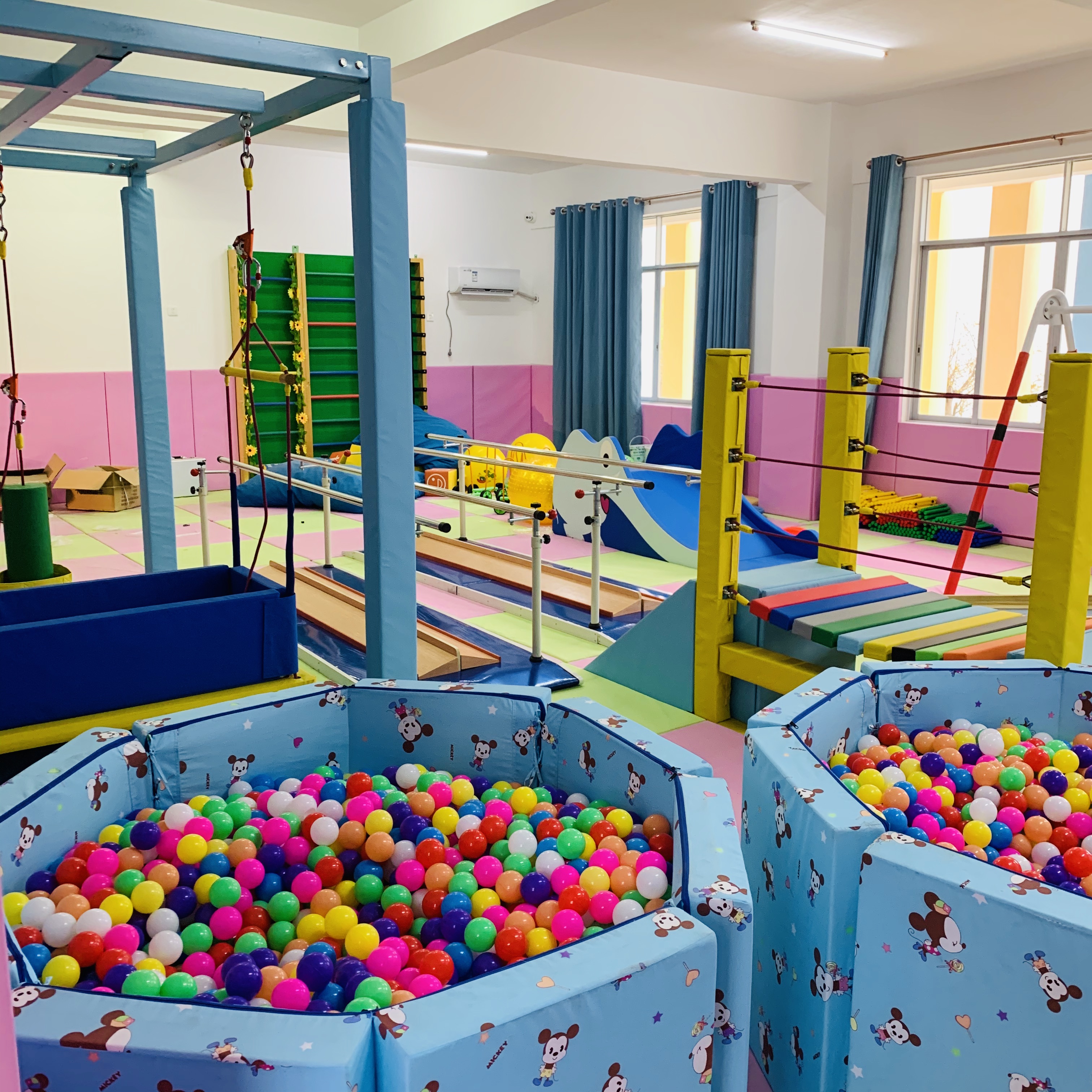 廣西省賀州市鐘山兒童福利院-兒童肢體康復室-多感官訓練室-評估訓練室